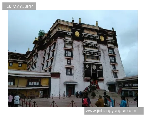 足球明星携手青藏高原在拉萨展开激情四溢的足球友谊赛